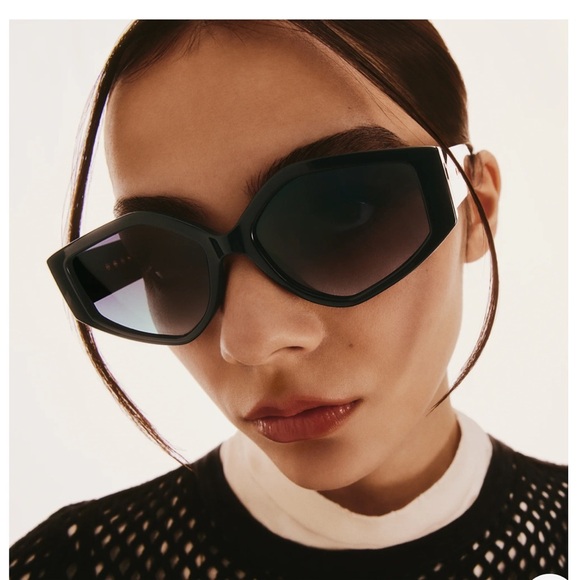Quay hot gossip geometric black frame smoke lens sunglasses and canvas pouch new main image 4